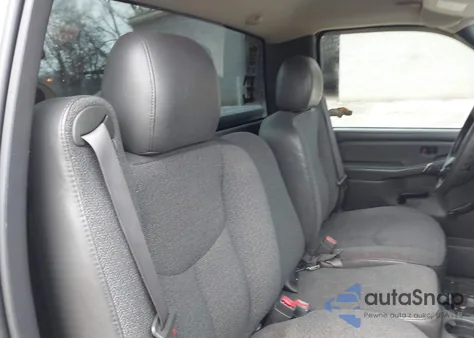 2004 Chevrolet Silverado 1500 z USA, uszkodzony, nr VIN 1GCEC14T54Z261553